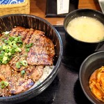 マルハのカルビ丼 - カルビ丼(特盛)キムチ付き+みそ汁