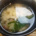 レストラン 和み - 豆腐わかめぶなしめじの味噌汁