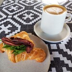 RISTRETTO&CROISSANT LABORATORIO - ローストビーフサンド、カフェラテ