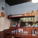 中華ごはん れんげ食堂 - 玄関入ってすぐ目の前が厨房 & L字カウンター席。