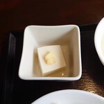 中華ごはん れんげ食堂 - 呑みの際にも嬉しい、箸休めの冷奴には生姜が乗せられています。