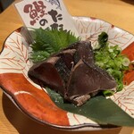 Daihachi Satsukimaru - 鰹のたたきは、塩とタレをそれぞれ頼みます。5切れ盛り。既に一切れ食べてしまった後の写真です。失礼しました。ちなみに塩叩きの方です。