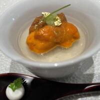 ナベノ-イズム - “両国江戸蕎麦ほそ川”の蕎麦粉をソースエミュリュッショネの技法で炊き上げたそばがき、
                    奥井海生堂蔵囲い2年物昆布のジュレとのアンサンブル、
                    塩ウニ、ウォッカクリーム、おろしたて天城山葵と共に