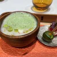 ナベノ-イズム - 右　アントナン風グリーンオリーヴマリネ
                      ラディ・オ・ブールと北海道産極上たらこオイルのピンチョス　ムラメをあしらって