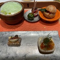 ナベノ-イズム - 左上　那須産『春香うど』のクリアヴルーテ　ホタルイカ、そら豆、ヨモギのほろ苦いエキュームを浮かべて