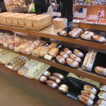 Maru shan - いろんなパンが売られています。