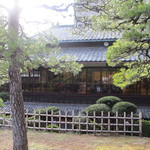 花月 - 庭見学。中庭から見る龍の間。