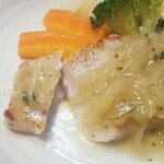 キッチン ブルー グローブ - 三元豚ロースソテーをカット