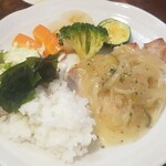 キッチン ブルー グローブ - ご飯、サラダ、わかめを乗せます