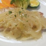 キッチン ブルー グローブ - 正面から、オニオンタップリなソース