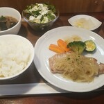 キッチン ブルー グローブ - 三元豚ロースソテー　シャルキュティエールソース