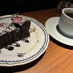 名曲カフェ エグモント - ガトーショコラとブレンドコーヒー