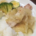 キッチン ブルー グローブ - 残り少ないロースソテー