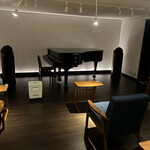 名曲カフェ エグモント - 音楽室には、一人ひとりソファ、左右に大きなスピーカー