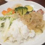 キッチン ブルー グローブ - ご飯、サラダ、お新香を乗せて