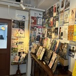 名曲カフェ エグモント - 入り口には音楽イベントのチラシ。音楽室でもイベントをやるらしい。その時は喫茶は早仕舞いとHPに