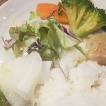 キッチン ブルー グローブ - ご飯、お新香、サラダで食べ進めます