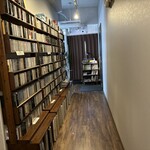 名曲カフェ エグモント - 廊下にCDやレコード