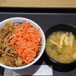 松屋 - 料理写真:令和6年3月 営業時間(5:00〜翌2:00)
牛めし並(みそ汁付) 税込400円