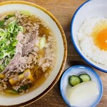 千とせ - 肉吸い豆腐入り+小玉　お漬け物も付いてきます