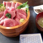 宅配弁当・食堂 たばご屋 - 　　マグロ丼の大盛り1800+100　(^o^)
