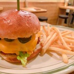 IL LAGO - 極粗挽牛肉バーガー(チェダーチーズ、トマト、ベーコントッピング)