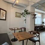 名曲カフェ エグモント - 喫茶室はテーブルやカウンター席