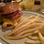 IL LAGO - 鴨肉100%バーガー(チェダーチーズ、トマト、ハラペーニョトッピング)