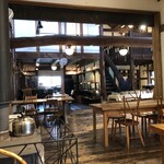 ヒグラシ - 店内。右側が入口。