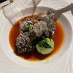 SPRING MOON - “フォアグラ 海老の蛸墨寄せのナマコの詰め物 特製プレミアム鮑ソース”メインディッシュ。豪華な食材の集合と究極の手間暇感あり。個性のある複数の高級食材投入に反し味見は深み無くアッサリ。主張は如何に。