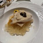 SPRING MOON - “魚の浮袋とカキガラ茸の冷製キャビア添え”珍しい食材。食べた事ありません。乳白色の部分が“浮袋”？“カキガラ茸”？見た目柔らかそうで弾力もありますが口に含むと歯応えあり硬い食感。美味しい？微妙です。