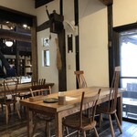 ヒグラシ - 店内。窓際の席。