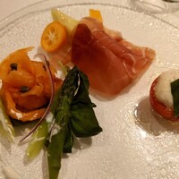 サバティーニ・ディ・フィレンツェ 東京店 - 前菜三種盛り　スモークサーモンとアスパラガスのサラダ仕立て
                    ・イタリア パルマ産生ハムと季節のフルーツ・
                    水牛のモッツァレッラチーズとフルーツトマトのカプレーゼ　4200円