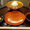 Gion Tokuya - 《新作》京わらびもち【 8個】、黄粉&黒蜜(税込1,280円)
                本蕨個と和三盆で練り上げたトロリと弛い蕨餅
                かき氷がセンターにあり、食べ終わるまでずっと適温に冷えた蕨餅が頂けます