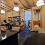 Gion Tokuya - 店内は木製天井、黄土色の土壁、黒塗り木製テーブル、和菓子屋さんというよりも蕎麦屋さんぽい気がします
                        BGMはピアノクラシック