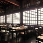 ほうとう不動 - 店内のテーブル席の風景です