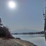 ほうとう不動 - 逆光で撮影した河口湖と富士山