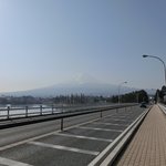 ほうとう不動 - 逆光で撮影した河口湖と富士山