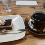 珈琲専門店 煉瓦 - ケーキセット 800円 チョコレートケーキ、ブレンドコーヒー