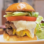 MEATkitchen MEとYOU ビストロ酒場 - ダブチーセット 1990円 のWパティ、Wチーズバーガー