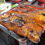 別館山田 - お重からはみ出す肉厚の蒲焼