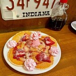 カフェ マチルダ - シーズナブルメニュー ストロベリー＆ホワイトチョコパンケーキ ハーフサイズ