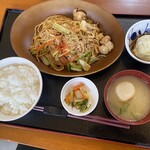 食堂 幸福 - まんぷく定食(ホルモン焼きそば)