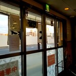 Oomiya Taishouken - 店内から入口方面。