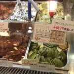 アンティカ ジェラテリア - いつものように、味見しまくり～(*^^*)「あまおう」と「宇治抹茶」と「ホワイトチョコとラズベリー」はかなり悩みました(^_^