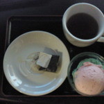 フリークス - 烏龍茶とアイスクリーム食べ放題（カップにストロベリーとチョコミントが入っていて、他４種あります）