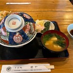 そば処 笹や - 料理写真:蓋からはみ出すかき揚げ