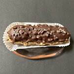 パティスリー アマファソン - エクレア(94g、520円)。中のビターチョコクリームが美味しい