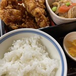 定食のむさしの - おまかせ定食の右半分
            この日は とり天 ご飯は少なめ