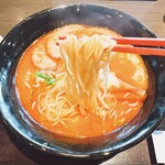 Ramen Sugakiya - 肉入赤ラーメン(麺リフト)